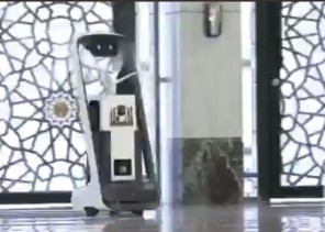 شاهد: الروبوتات الذكية تستقبل الحجاج داخل المسجد الحرام