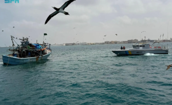 «حرس حدود القنفذة» ينقذ 10 مصريين بعد جنوح واسطتهم على الشعاب المرجانية «حرس حدود القنفذة» ينقذ 10 مصريين بعد جنوح واسطتهم على الشعاب المرجانية