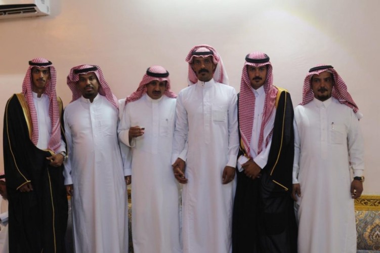 العريسان “الأعلامي ماجدالبويدي ” و “محمد” عطالله يحتفلان بزواجهما في قرية الدابية جنوب حائل