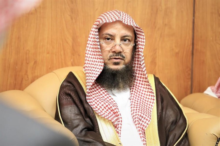 هل شراء الأضحية وذبحها أفضل ‏من التصدق بثمنها؟ .. السليمان يجيب!