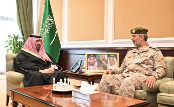 نائب أمير تبوك يستقبل مدير مستشفى الملك سلمان للقوات المسلحة بالشمالية الغربية