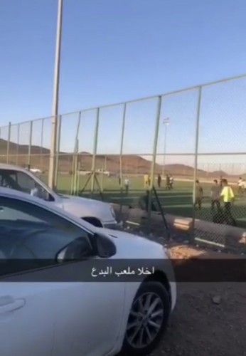شاهد.. لحظة قيام شرطة مركز “بدع بن خلف” بإخلاء ملاعب كرة القدم لمنع تفشي “كورونا”
