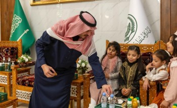 أمير الجوف يشارك الأيتام مائدة الإفطار ويؤكد دعم القيادة لهذه الفئة الغالية