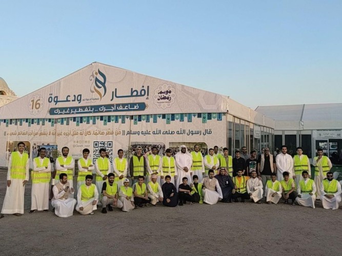 على طريق مطار الملك فهد.. 80 متطوع يقدمون الإفطار لـ 1500 صائم في المخيم الرمضاني  “إفطار ودعوة”