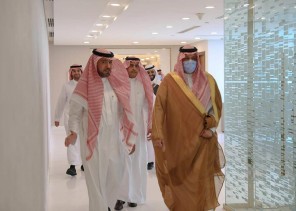 سمو أمير حائل يعقد اجتماعاً مع معالي وزير الشؤون البلدية والقروية