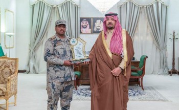 أمير الشمالية يكرم الجندي أول بحرس الحدود “عبدالعزيز الشمري” في رفحاء