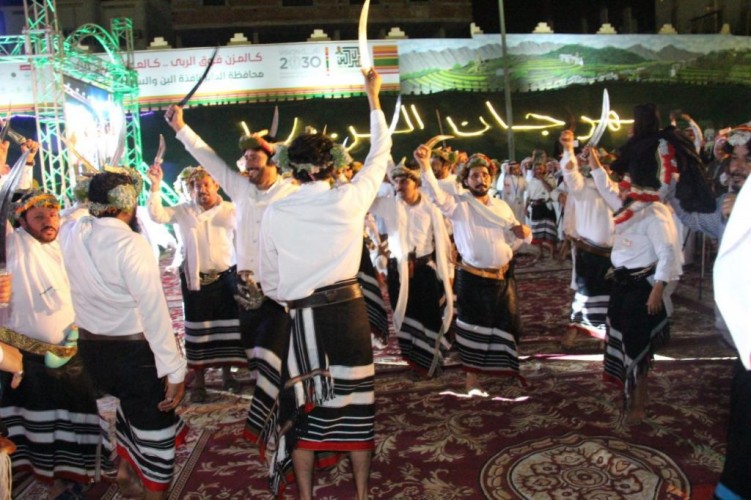 بالصور فرقة بني حريص تشعل حماس الجمهور بمهرجان البن