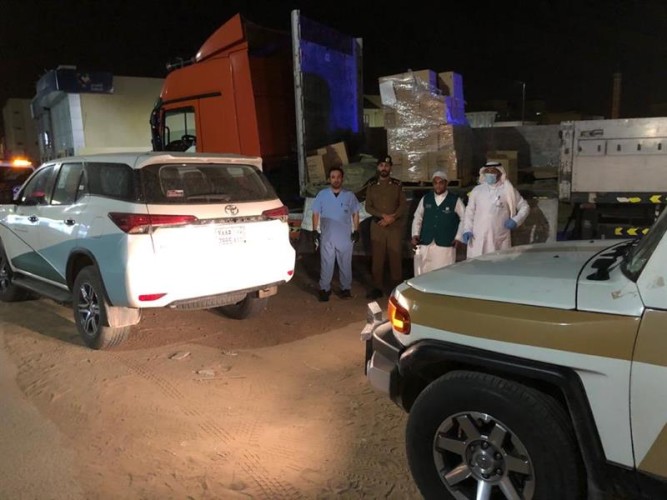 ضبط شاحنة تنقل كميات من المنتجات الطبية لتخزينها داخل شقة سكنية ببريدة