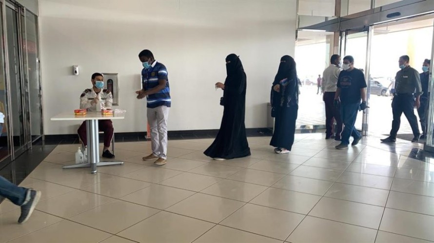 شاهد.. المراكز التجارية تفتح أبوابها وتستقبل المتسوقين وسط إجراءات احترازية مشددة
