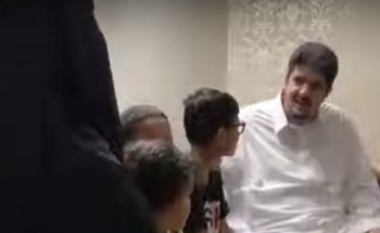 بالفيديو.. الأمير عبد العزيز بن فهد يزور إحدى الأسر ويسأل عن أحوالها