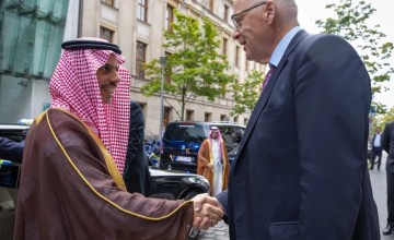 سمو وزير الخارجية يلتقي رئيس المجموعة البرلمانية العربية وأعضاء البرلمان الألماني في برلين