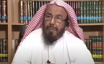 بالفيديو.. هل يجوز أن يُصلي الإنسان مع الإمام في بيته الملاصق للمسجد إذا كان مجاوراً له بسبب كورونا