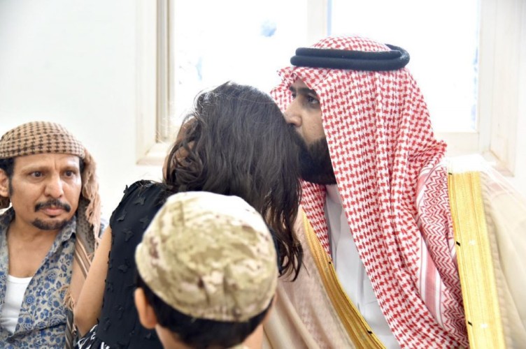 سمو نائب أمير جازان ينقل تعازي القيادة لوالد وذوي الشهيد المالكي..