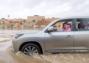 بالصور.. أمير القصيم يتفقد أحياء بريدة المتضررة إثر العواصف والأمطار