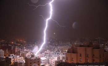 من مسافة لا تتجاوز 30 متراً.. مصور يرصد صاعقة رعدية تضرب سطح منزل بمكة