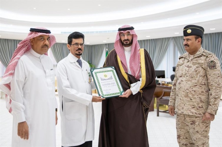 بعد صدور أمر ملكي بذلك.. وزير الحرس الوطني يقلّد البارقي وسام الملك فهد لتميزه في المجال الطبي