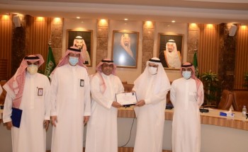 أمين الشرقية يُكرم المشاركين في الملتقى الأول بمناسبة اليوم الدولي للحد من المخاطر أمين الشرقية يُكرم المشاركين في الملتقى الأول بمناسبة اليوم الدولي للحد من المخاطر