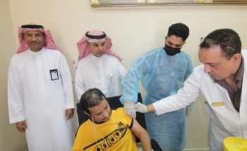 مدير عام فرع وزارة الموارد البشرية بجازان يدشن حملة التطعيم ضد الإنفلونزا الموسمية مدير عام فرع وزارة الموارد البشرية بجازان يدشن حملة التطعيم ضد الإنفلونزا الموسمية