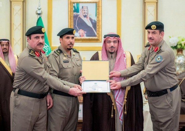 أمير القصيم يُكرّم عددًا من ضباط وأفراد “أمن الطرق” بالمنطقة لجهودهم المتميزة (صور) أمير القصيم يُكرّم عددًا من ضباط وأفراد “أمن الطرق” بالمنطقة لجهودهم المتميزة (صور)
