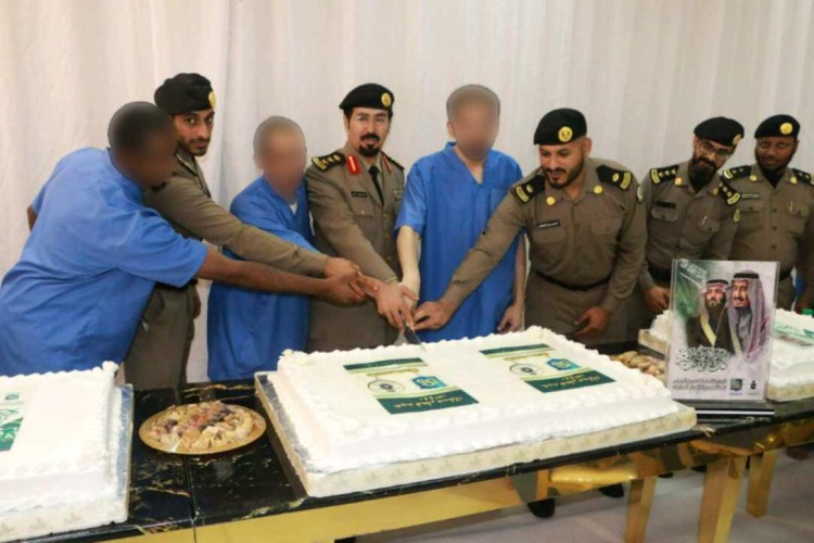 الادارة العامة لسجن الدمام تحتفل بمعايدة نزلائها