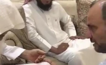 شاهد.. مدير مدرسة في الخرج يلتقي بطلابه بعد 40 عاماً وأحدهم لم يتمالك دموعه شاهد.. مدير مدرسة في الخرج يلتقي بطلابه بعد 40 عاماً وأحدهم لم يتمالك دموعه