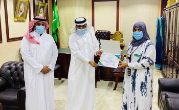 محافظ بيش يكرم الممرضة أسرار أبو راسين منقذة طفلتي شاطئ بيش محافظ بيش يكرم الممرضة أسرار أبو راسين منقذة طفلتي شاطئ بيش