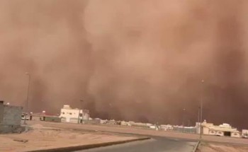 على مساحة واسعة ومرتفعة في السماء .. بالفيديو: موجة غبار وأتربة ضخمة تضرب حفر الباطن على مساحة واسعة ومرتفعة في السماء .. بالفيديو: موجة غبار وأتربة ضخمة تضرب حفر الباطن