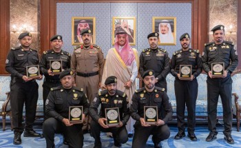 سمو محافظ الأحساء يكرّم عددًا من منسوبي الدوريات الأمنية سمو محافظ الأحساء يكرّم عددًا من منسوبي الدوريات الأمنية