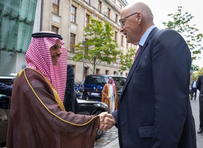 سمو وزير الخارجية يلتقي رئيس المجموعة البرلمانية العربية وأعضاء البرلمان الألماني في برلين