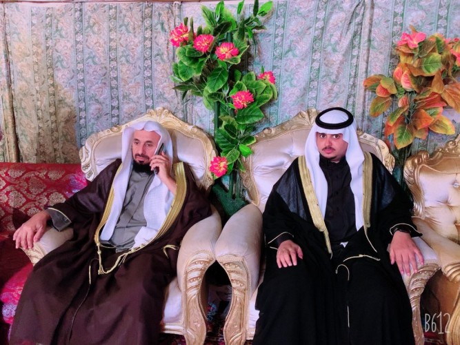 بالصور .. حفل زفاف نجل الشيخ “عايد صالح  الشويلعي” المميز وسط طقوس عام 1402 هـ في زمن أجدادنا القديم