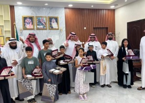 محافظ صامطة الدكتور بن قبلان يكرم المشاركين في مبادرة فرحة يتيم