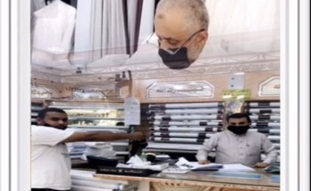 بالفيديو: الإعلامي محمد النجمي في زيارة للعم علي في محله الخاص لتصنيع وتوزيع الكمامات مجاناً .