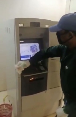 بلدية الحائط تعقم مكائن الصرف الآلي احترازاً من انتشار فايروس كورونا