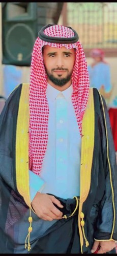 قبيلة بني رشيد تكرم الإعلامي “صالح سليمان المظيبري” وسط حضور كثيف.. وبن عناظل يلقي عقاله وشماغه والبشت على الحضور