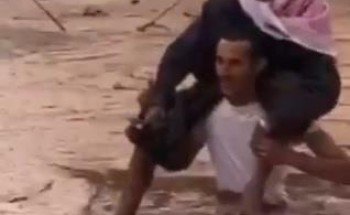 بالفيديو: الشاب “إبراهيم الحويطي” منقذ المسن من سيول ضباء يروي التفاصيل بالفيديو: الشاب “إبراهيم الحويطي” منقذ المسن من سيول ضباء يروي التفاصيل