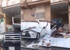 تسبب في أضرار جسيمة .. شاهد: سقوط جدار منزل في المدينة على عدد من السيارات