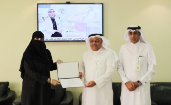 مدير عام فرع وزارة الموارد البشرية بالقصيم يستقبل سيدة الاعمال مريم المطيري نظير مبادرتها في المسؤولية مدير عام فرع وزارة الموارد البشرية بالقصيم يستقبل سيدة الاعمال مريم المطيري نظير مبادرتها في المسؤولية