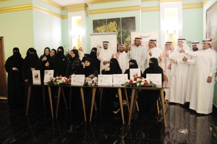تدشين كتاب ” من زاوية خاصة” بحضور  نسائي مُلفت