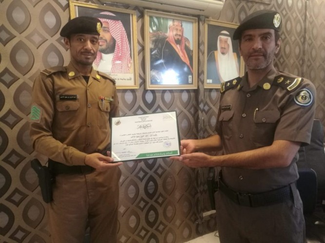 “قائد دوريات أمن الطرق بالأحساء يُكرّم إثنين من الطاقم الأمني بالمنطقة”