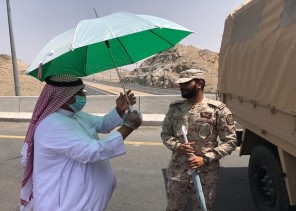 رجال المسفلة يوزعون المعقمات والشمسية للتخفيف من أثر حرارة الشمس على أبطالنا رجال الأمن