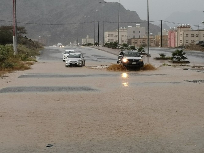 بالصور..الأمطار تقتلع واجهات المتاجر في عسير