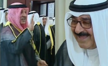 دون مصافحة.. لقطات لافتة لاستقبال أمير الكويت لجموع المهنئين بمناسبة رمضان (شاهد) دون مصافحة.. لقطات لافتة لاستقبال أمير الكويت لجموع المهنئين بمناسبة رمضان (شاهد)