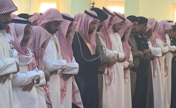 (الفلقي )يتقدم المصلين على جثمان شهيد الواجب ال مكثر وينقل تعازي القيادة لذويه