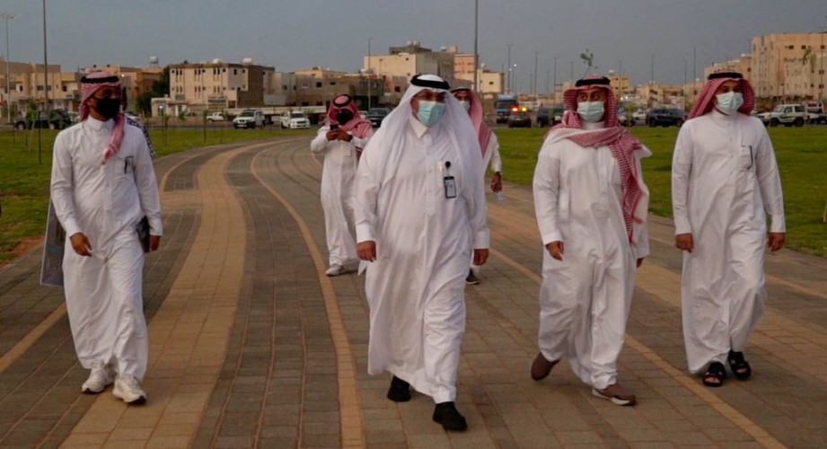 امين منطقة تبوك يدشن المرحلة الأولى من مشروع الحديقة المركزية