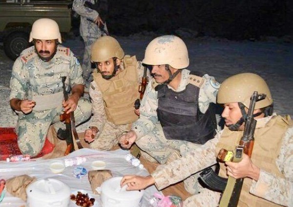 مرابطون في الحد الجنوبي يصفون أجواءهم الرمضانية في الخطوط الأمامية من الجبهات (صور) مرابطون في الحد الجنوبي يصفون أجواءهم الرمضانية في الخطوط الأمامية من الجبهات (صور)