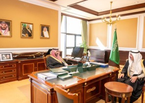 نائب أمير تبوك يتسلم التقرير السنوي لإنجازات وأعمال فرع وزارة التجارة بالمنطقة نائب أمير تبوك يتسلم التقرير السنوي لإنجازات وأعمال فرع وزارة التجارة بالمنطقة