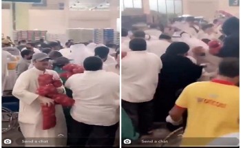 شاهد: فوضى وتدافع في أحد أسواق الكويت لشراء كميات كبيرة من البصل شاهد: فوضى وتدافع في أحد أسواق الكويت لشراء كميات كبيرة من البصل