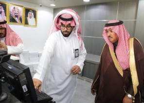محافظ المجمعة يزور فرع البريد السعودي ويشيد بتطوير الخدمات وتلبية احتياجات المواطنين