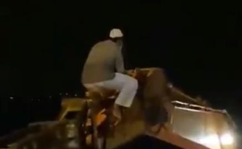 بعد أن تعطلت وسط السيل .. بالفيديو: سائق معدة حفر ثقيلة ينقذ قائد مركبة بالمخواة بعد أن تعطلت وسط السيل .. بالفيديو: سائق معدة حفر ثقيلة ينقذ قائد مركبة بالمخواة