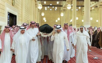 سمو الأمير فيصل بن بندر يؤدي صلاة الميت على سمو الأميرة موضي بنت محمد بن سعود الكبير رحمها الله سمو الأمير فيصل بن بندر يؤدي صلاة الميت على سمو الأميرة موضي بنت محمد بن سعود الكبير رحمها الله